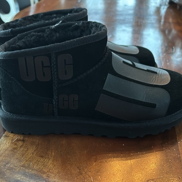 Ugg - Picture 3 of 3